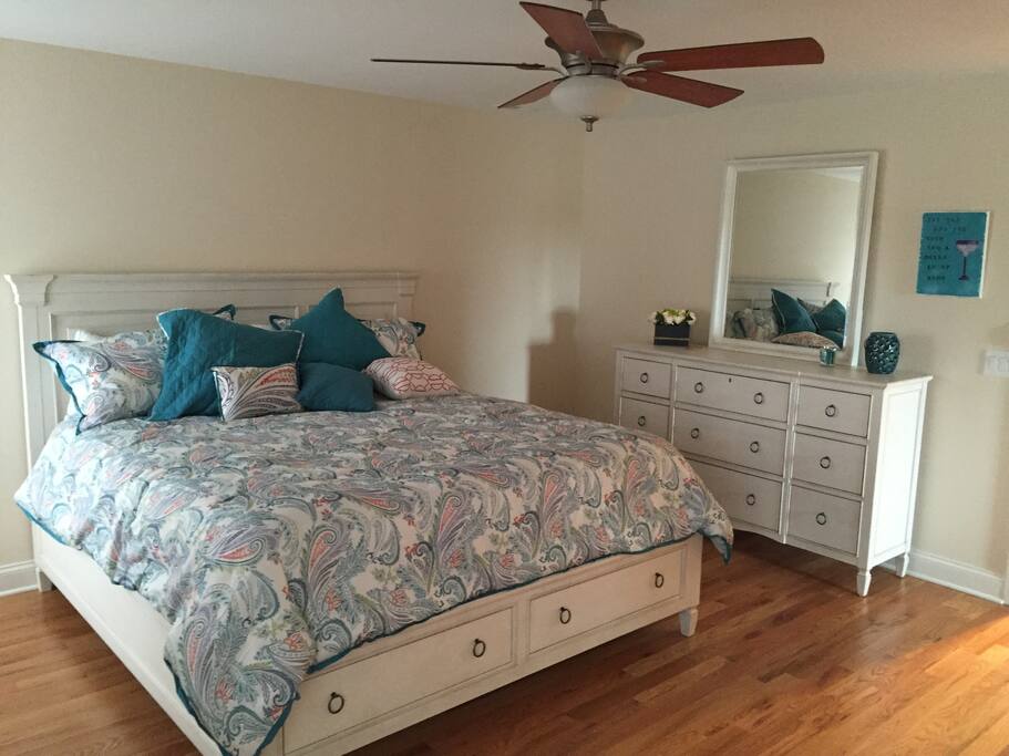 Master bed room w/King