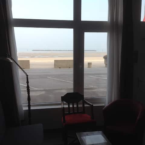 Top Airbnb: Beautiful Ground Floor Oceanfront in Dunkirk