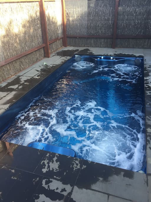 Temperature of swimming spa can be easily adjusted up to 40•.