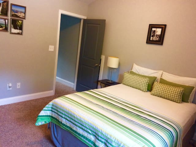 Private room with private bath! Near Airport
