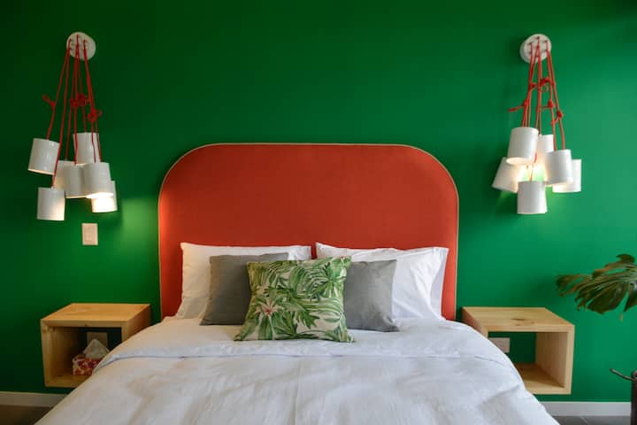 Основна стая на трето ниво. Разполага с двойно легло и допълнително единично легло.