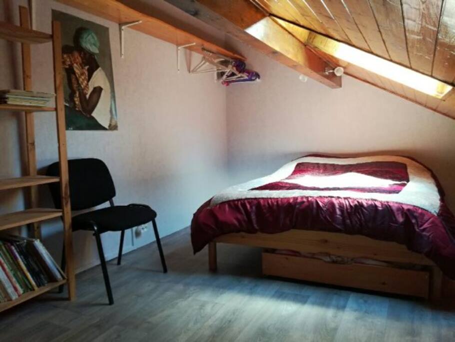 la chambre sous pente avec un velux