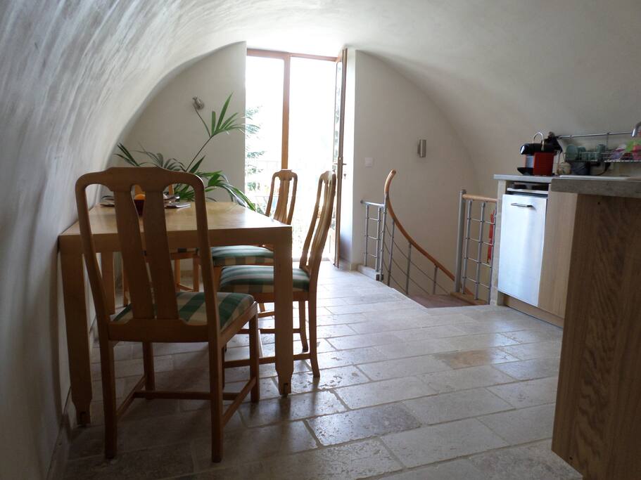 Cuisine/salle a manger avec balcon et vue sur montagnes