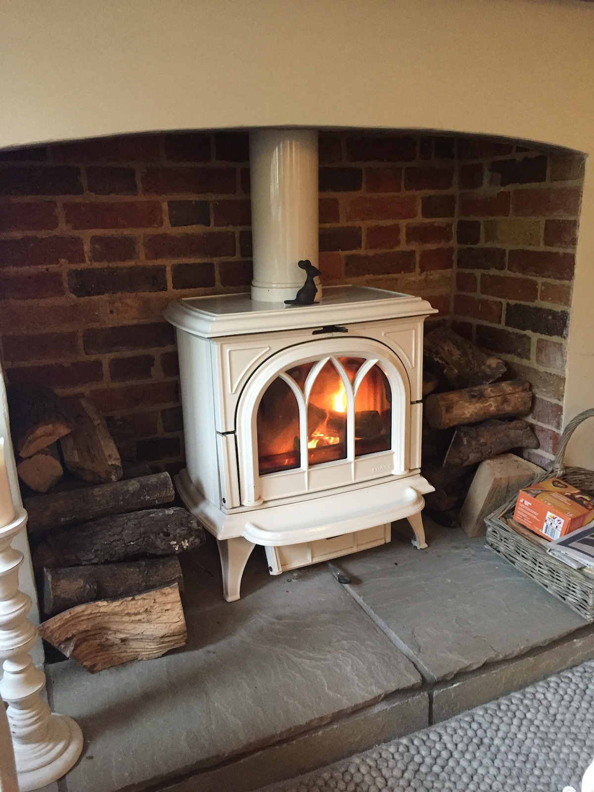 Popular Airbnb listing: Pretty cottage on edge of forest. in Hertfordshire
