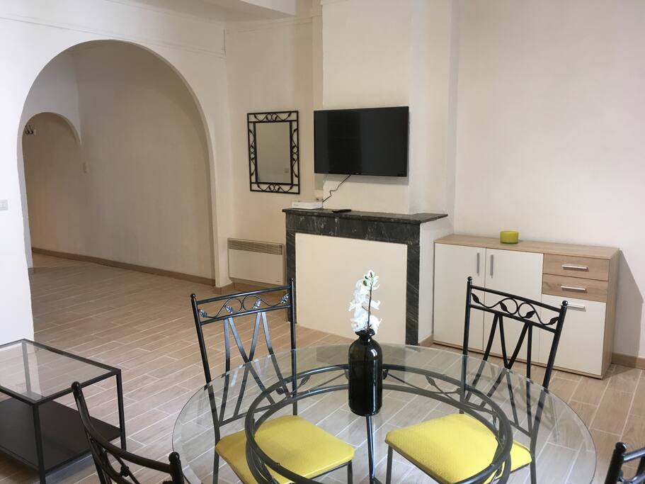 Salon avec écran plat 104cm