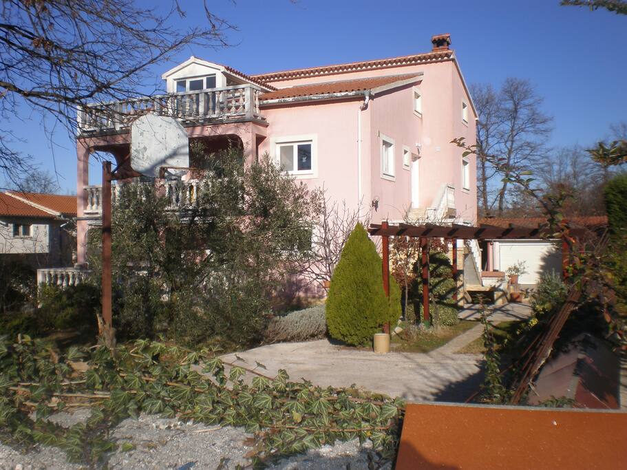View of the house with the driveway