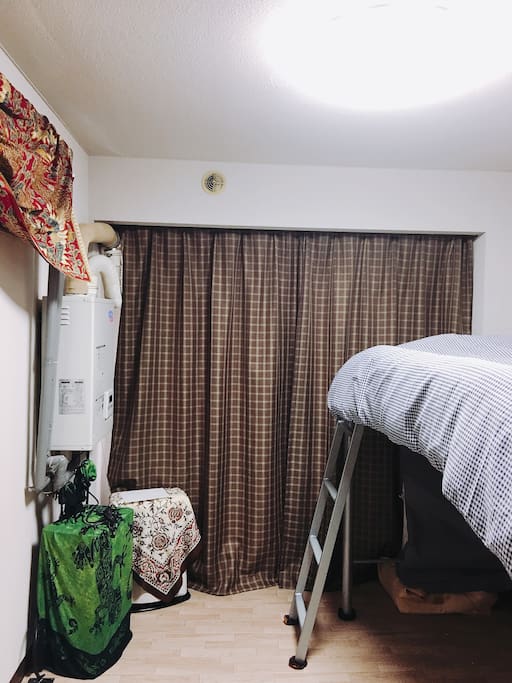 ベランダ窓の横に給湯機と灯油ストーブ設置。床はフローリングです。
It is a loft bed.