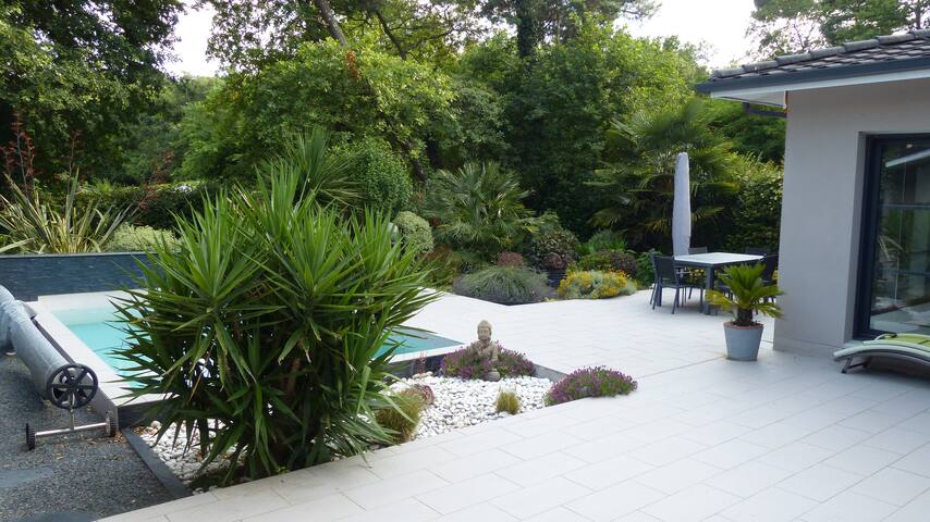 Villa standing piscine privée en écrin de verdure gallery image 4