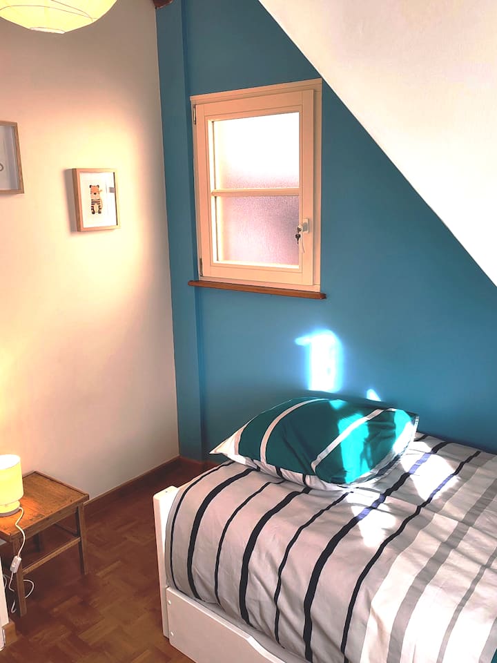 Dy krevate tek me sirtar. 