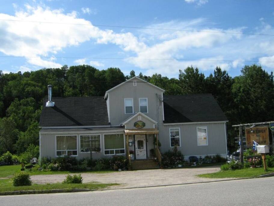 L’auberge Coq’Inn conserve le cachet de l’ancienne école de rang bâti en 1935 tout en ayant des installations qui accommoderont groupes de motoneigistes, de chasses et vacanciers désirant un endroit chaleureux et paisible.