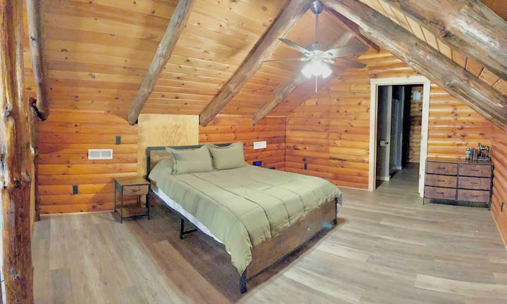 غرفة نوم علوية بسرير كبير. * سقف منخفض *