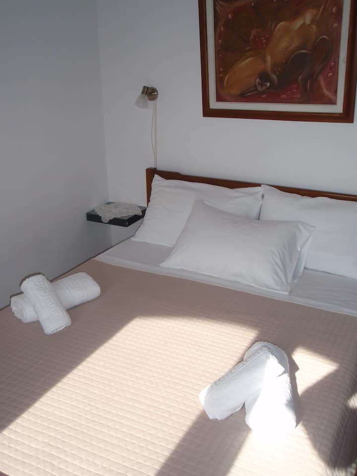 2nd floor - Bedroom 1 with a double bed