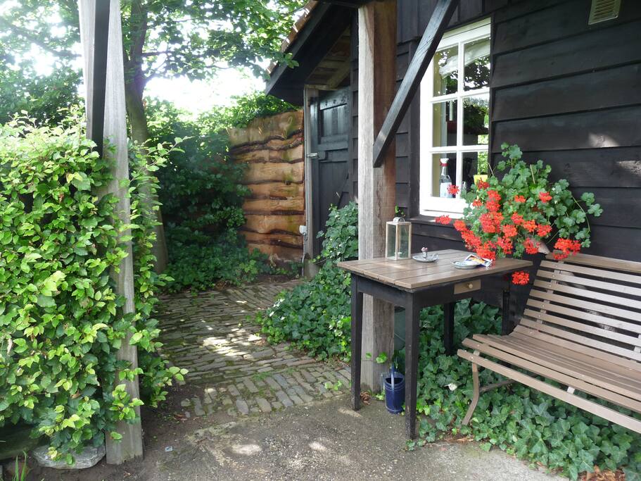 gezellig zitje onder het dak van de pergola