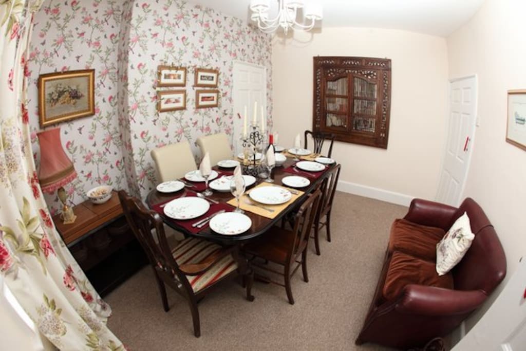 Spacious dining room, seating 6. Lovely lit for relaxing dinners at the end of the day!