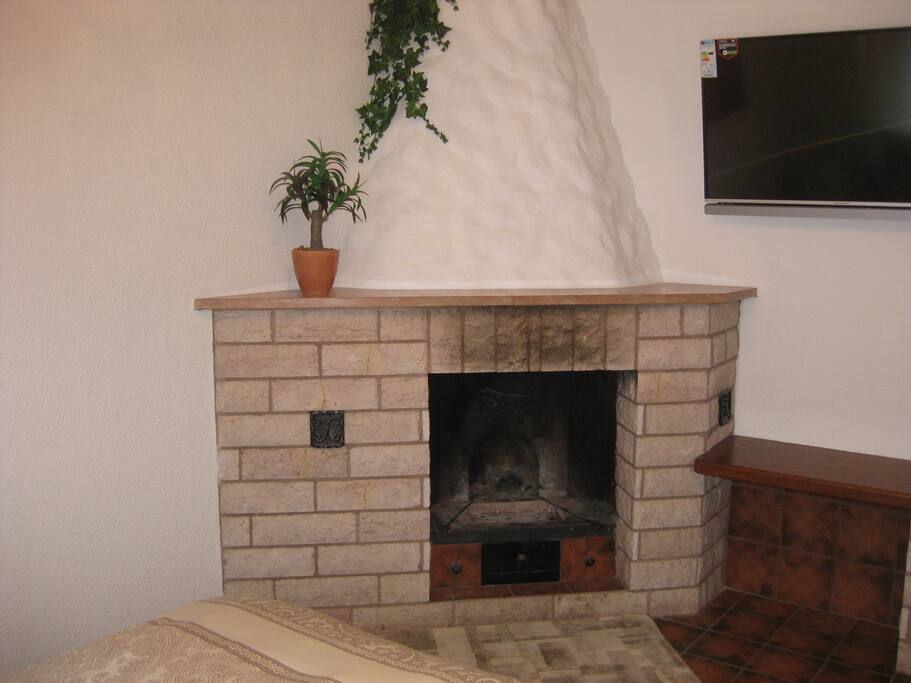 Kamin im Schlafzimmer mit Flachbildfernseher