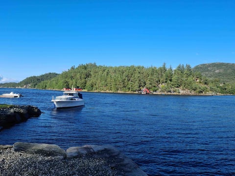 Great guest house including boathouse by the sea