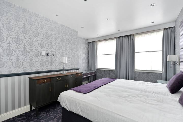 4 Bed/2 Bath Duplex, AC, FibreOptic Wi-Fi gallery image 2