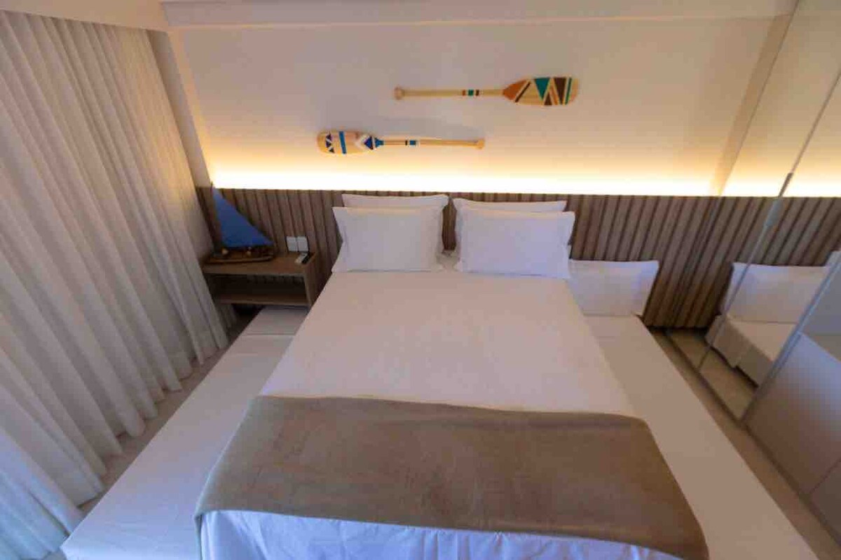 Casal bed met 2 hutten 