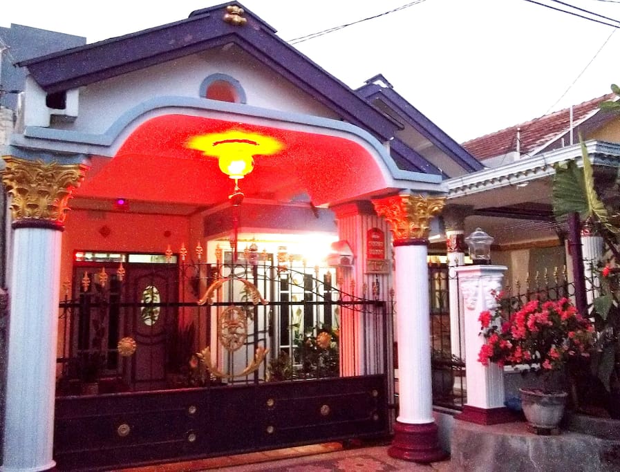 Room4Smart Travelers-Backpackers & Group Travelers-Front View