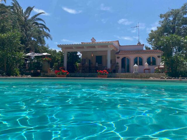 Villa privata con piscina.