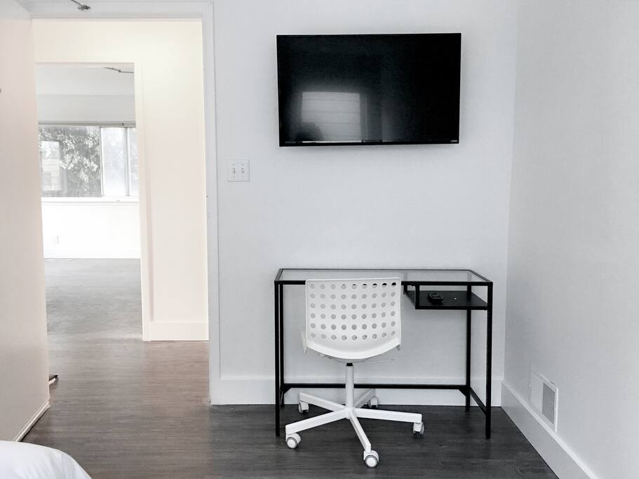 40" HDTV and workstation