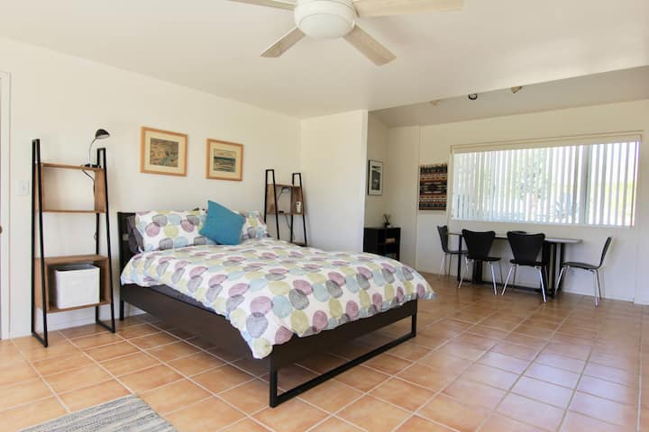 宽敞的单间公寓空间……