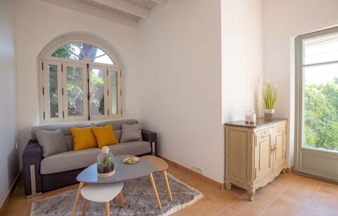 Top performing Airbnb: A green setting facing the sea in Mont Boron