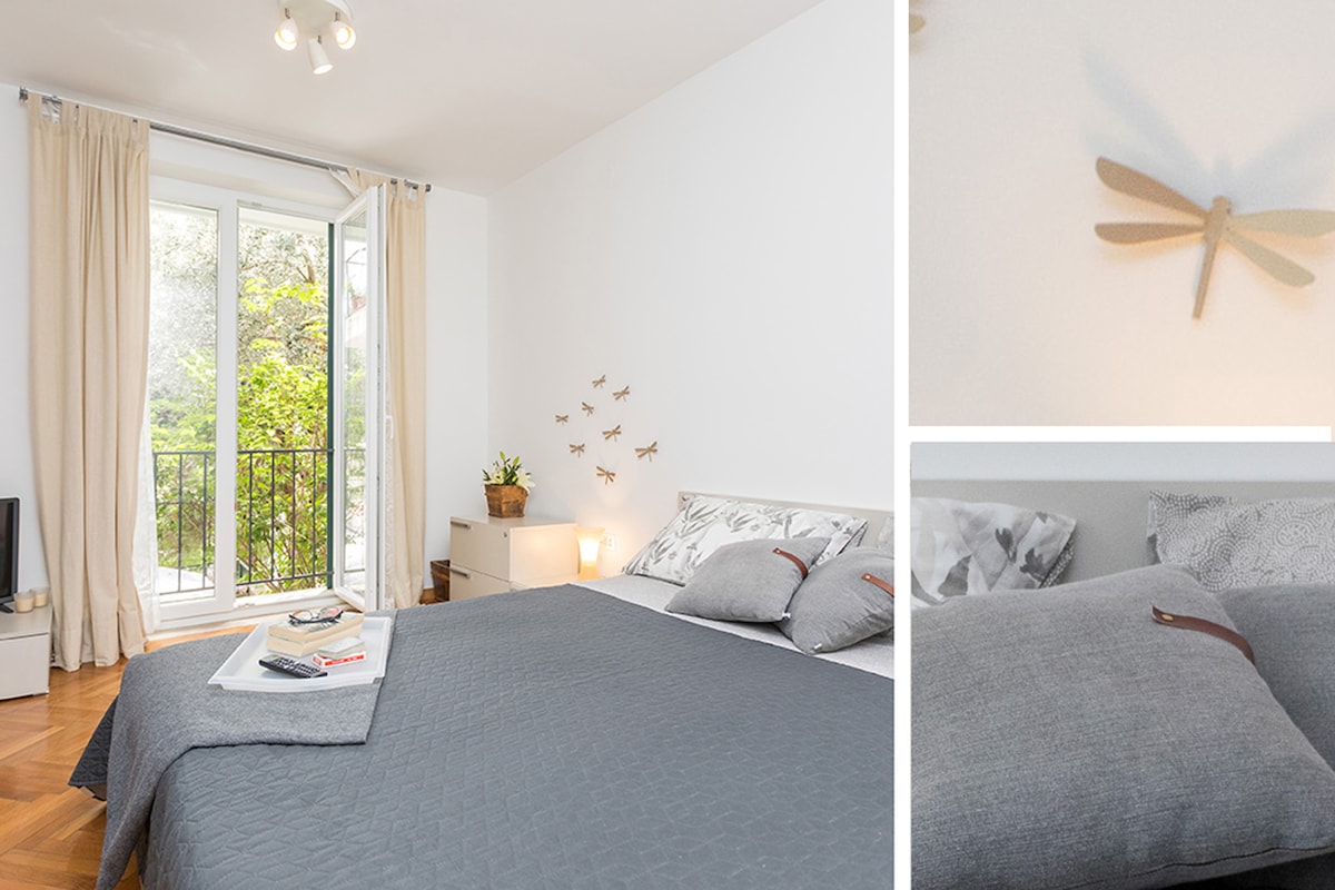 חדר שינה עם מיטה גדולה וטלוויזיה