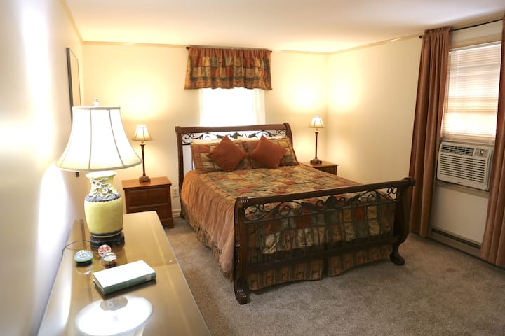 Queen bed with night stands & individual heat/cooling