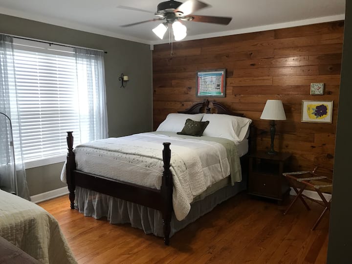 غرفة النوم رقم2 مفروشة بسرير بحجم كبير ، بالإضافة إلى سرير مزدوج 