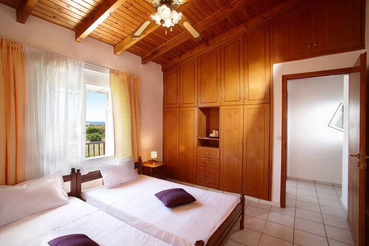 Goose House: Bedroom Yellow
