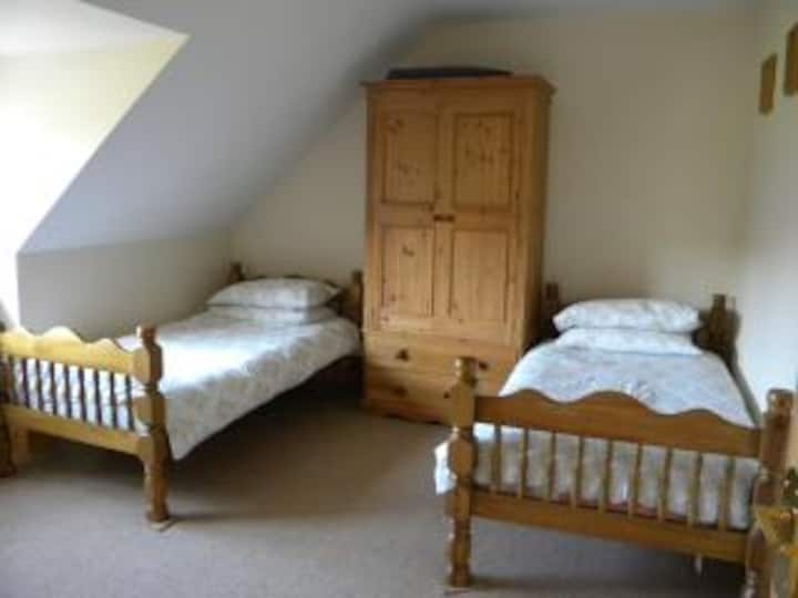 ห้องนอนเตียงคู่ชั้นบน