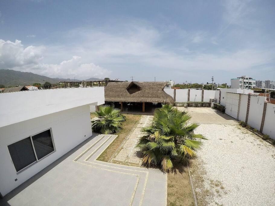 AMPLIA ZONA DE PARQUEO, EN EL INTERIOR DEL ESTABLECIMIENTO