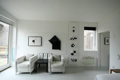 Modern architect-designed annex/atelier of 59 sqm.