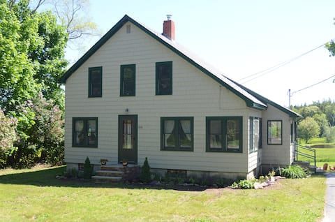 The Arey House- Ocean Views, Close to Beaches!