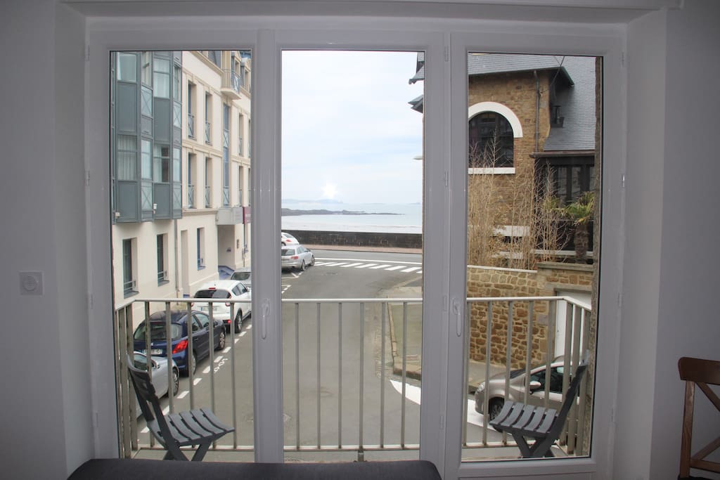 Du salon vue mer, vue sur l'Ile de Cézembre, balcon pour prendre le soleil...
