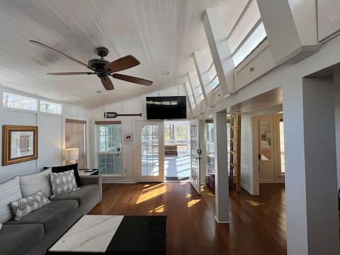 Popular Airbnb listing: Library on the Lake in Lake Houston