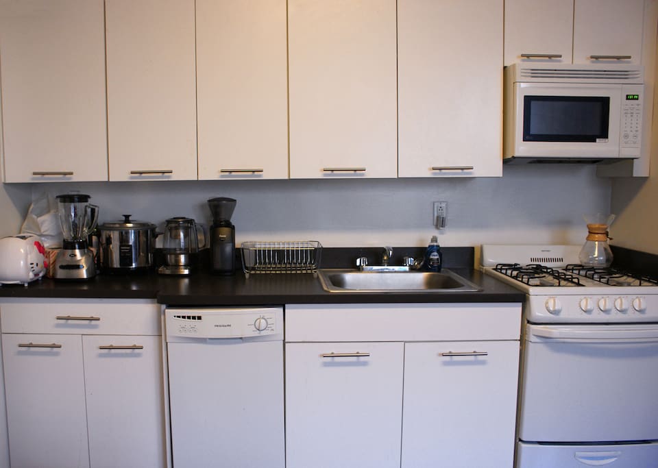 Good-sized kitchen with dishwasher, full gas oven and stovetop