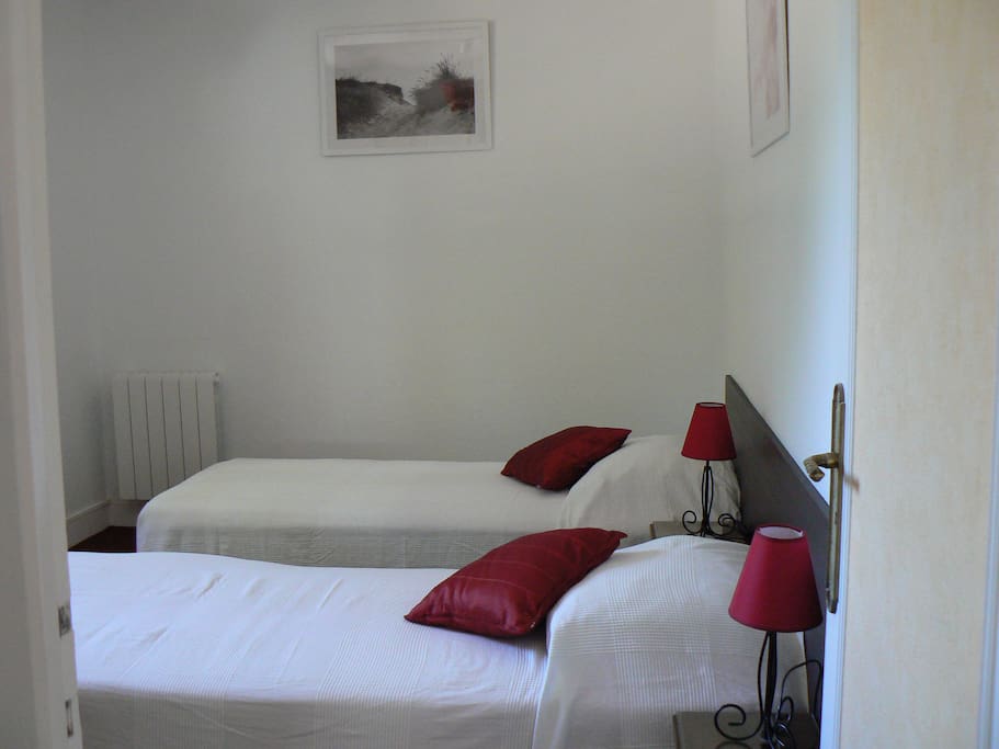 la chambre à 2 lits individuels