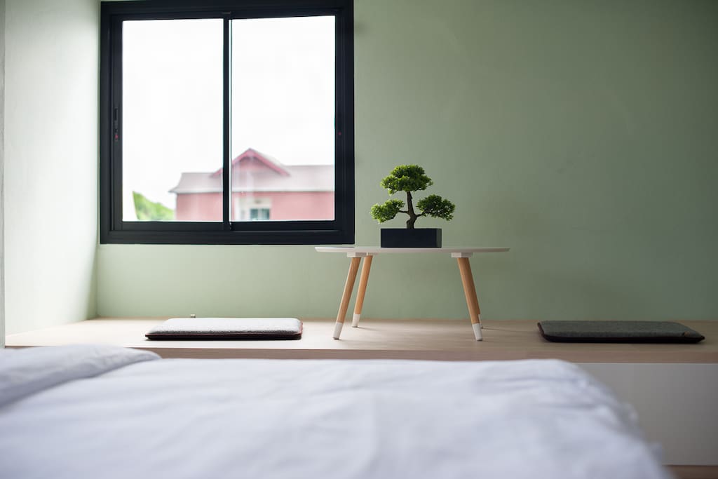 บริเวณนั่งเล่นภายในห้องพัก, Our Zen couch