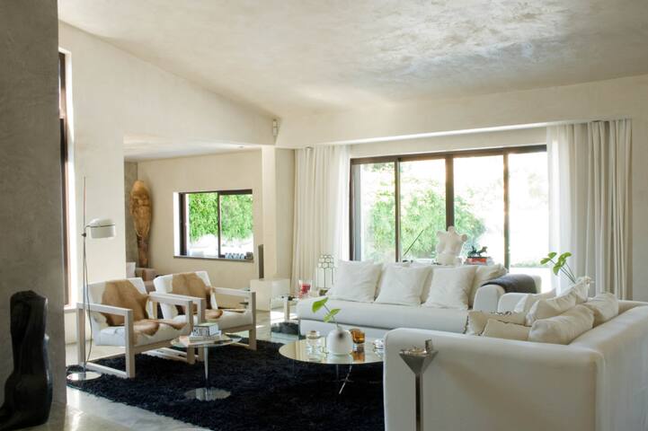 CASCAIS HOLIDAY VILLA WITH PRIVATE POOL gallery image 5