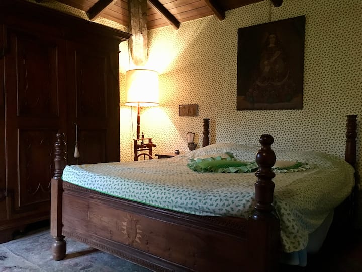 Нощувайте в антично легло от 1600 г., заобиколено от красиви антични мебели