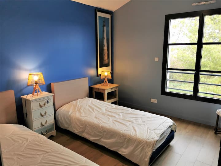 Საძინებელი 4 - სართული - 2 საწოლი 90 საწოლით