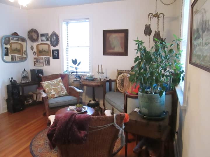 Cozy Boho Cottage In Downtown Core - Kamloops