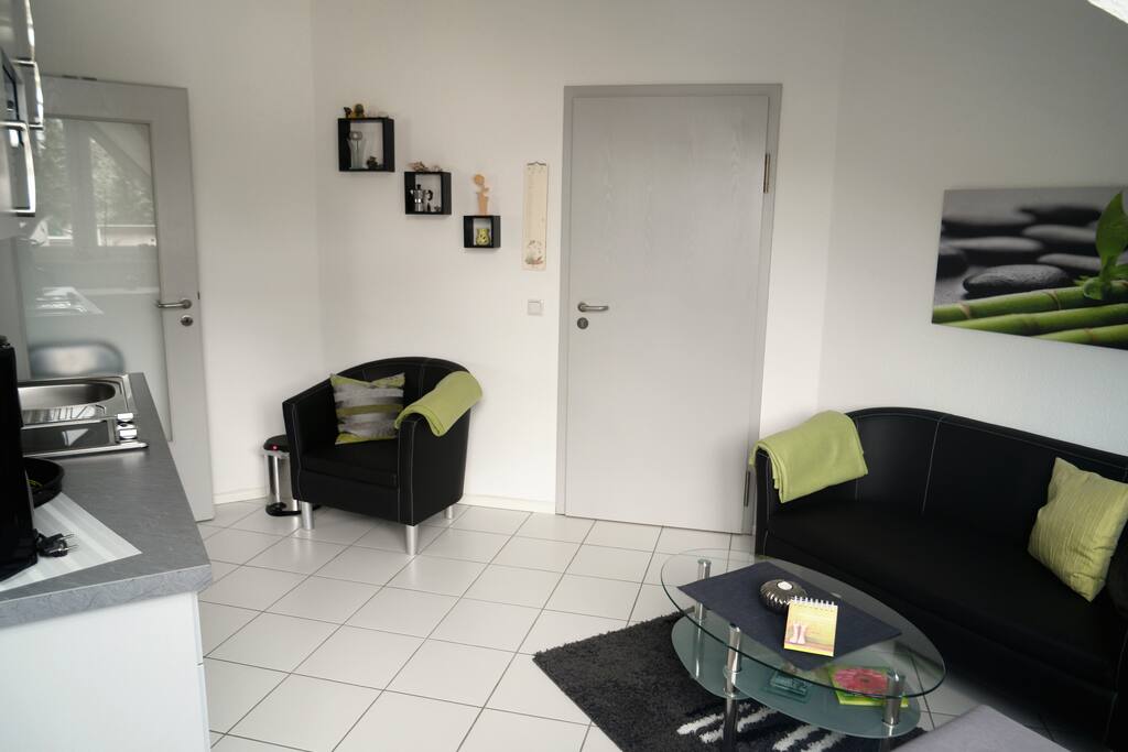 Wohnzimmer mit Eingangstür // Living room with entrance door