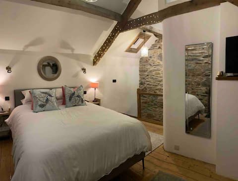 Romantic Grade 2 Listed Cottage in Maentwrog