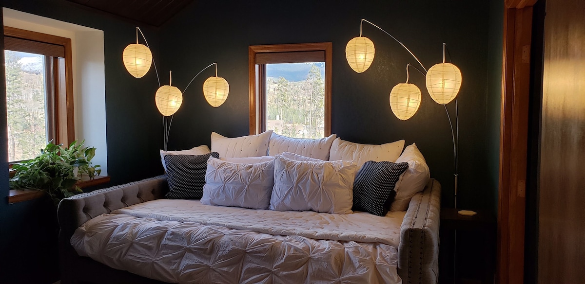 Преходна спалня за гости с двойно легло с двойно легло, но също така функционира като допълнително пространство във всекидневната