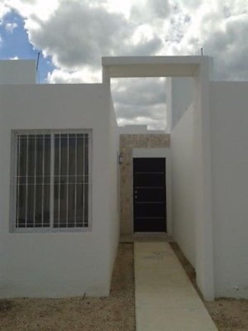 Pequeña casa en fraccionamiento seguro con vigilancia privada.