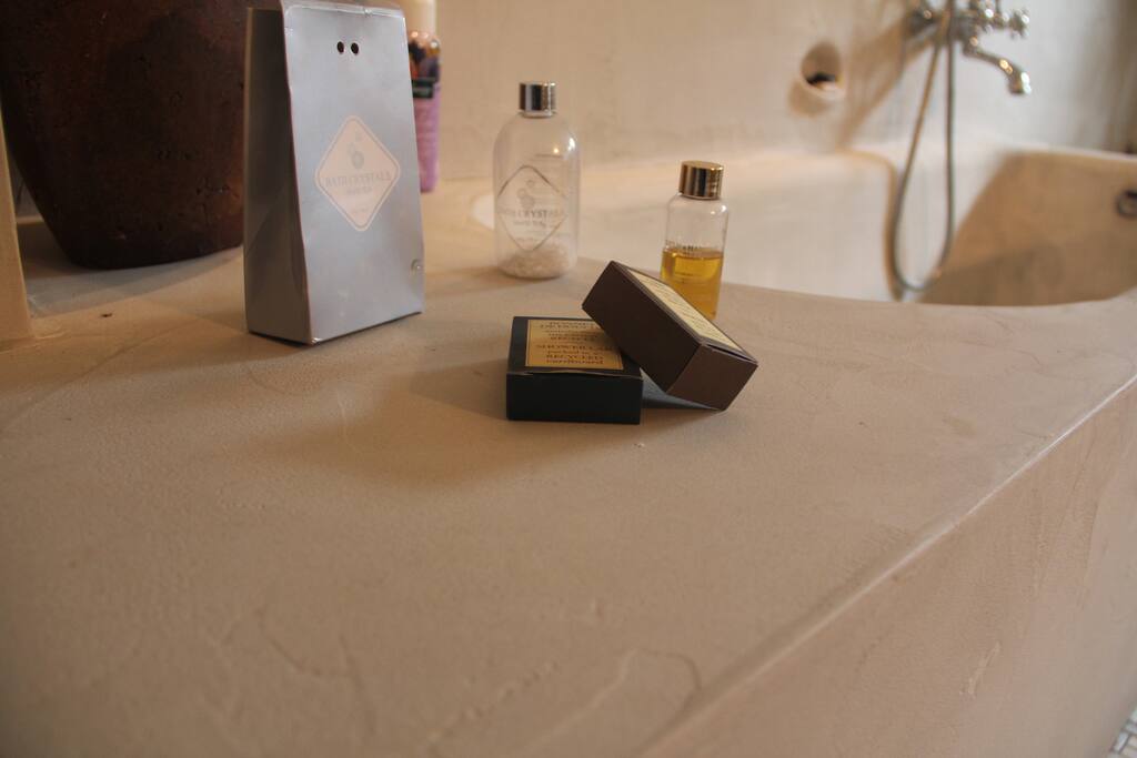 Op de Borgh I, badkamer in de kelder