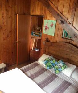 Cama matrimonial en casa Urzay